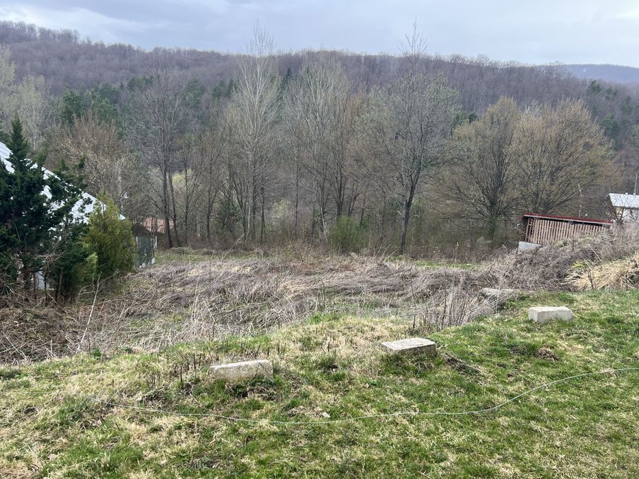 Teren de vanzare Valiug-Crivaia(vis-a-vis de hotel Claris)