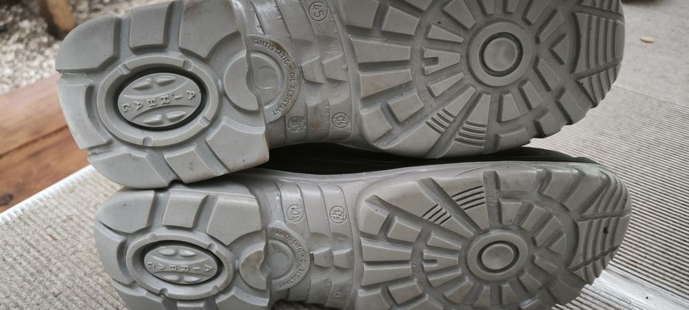 Работни обувки с метални бомбе.