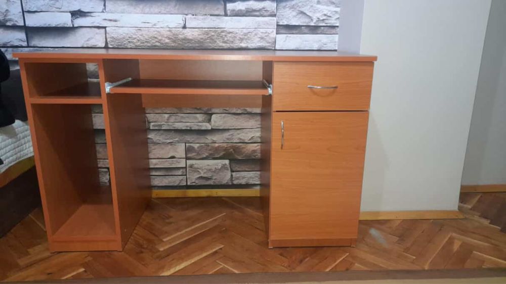 Продавам запазено компютърно бюро в добро състояние.