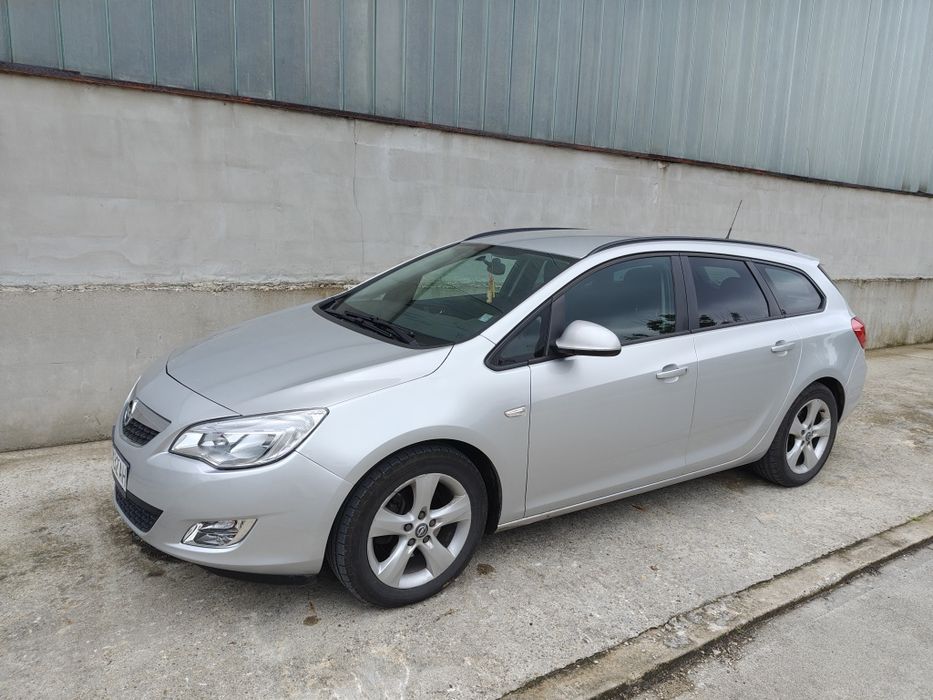Продавам OPEL Astra спортс таурер