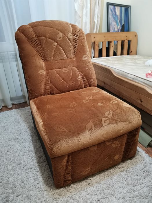 Диван с одним креслом