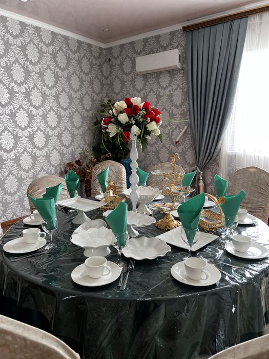 Аренда стол стулья с посудой