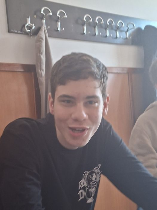 Vind un băiat clăpăug bun la curatenie 550 de lai că să îmi iau o bere