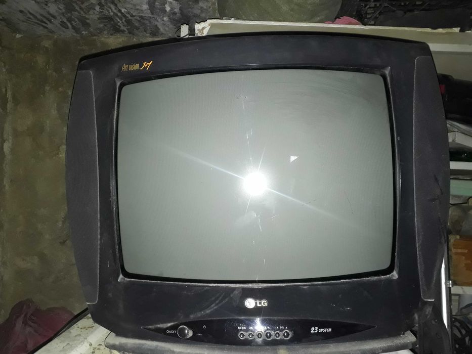 Телевизор LG в рабочем состоянии