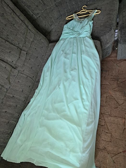 Rochie de seara lunga turcoaz accesorizata.