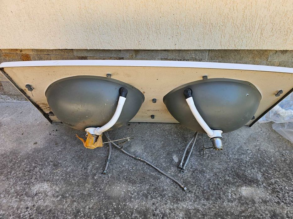 Мивка за баня със смесители двойна.Употребявана мн добро състояние.