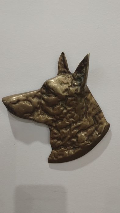 Много красива и впечатляваща глава на куче от бронз.