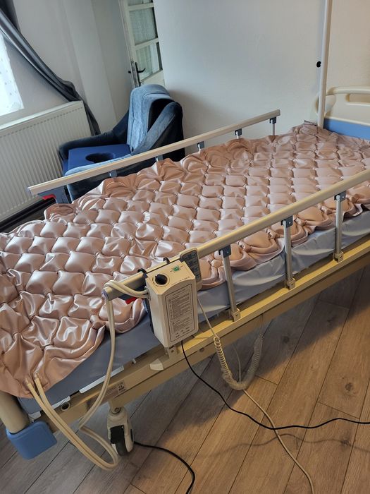 Vând pat de spital rabatabil profesional medical electric , însoțit de