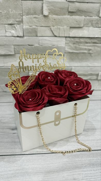 Кутии и букети със сатенени рози