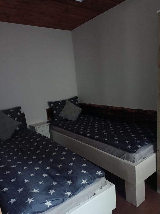 Inchiriez cabane cu ciubar pentru 12 persoane