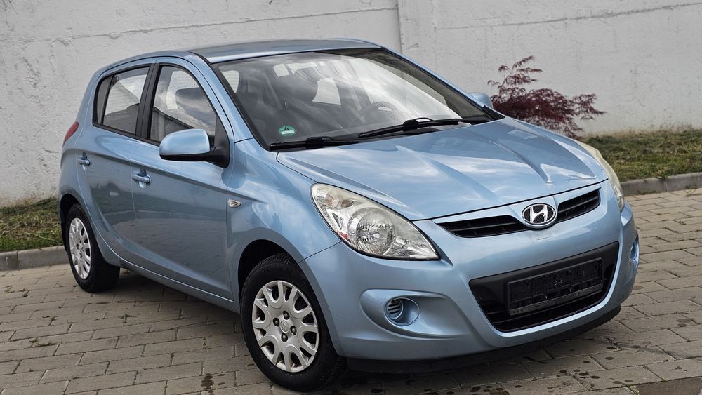 Hyundai i20  1.2 Benzină  An 2010  RATE DE LA 300 LEI
