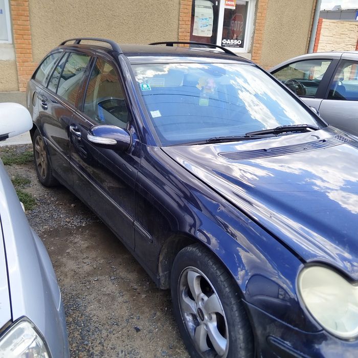 Aripa stanga/dreapta Mercedes C-Class w203 an 2001-2007