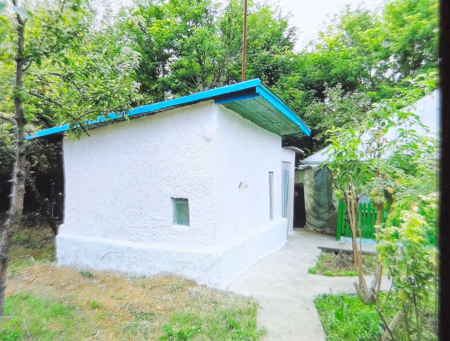 Vind casa taraneasca  linga Bucuresti  1000mp la 2 min de Lac