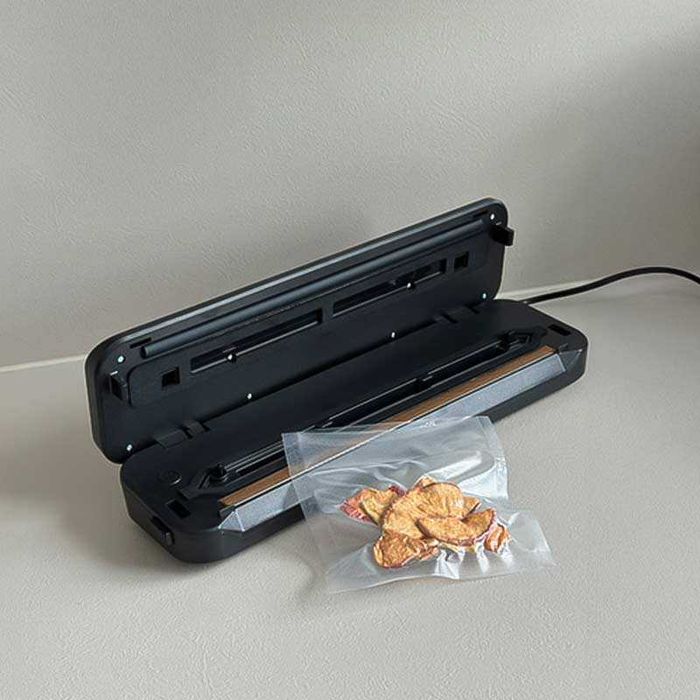 Уред за запечатване на храна с вграден нож и 10 броя вакуум торбички
