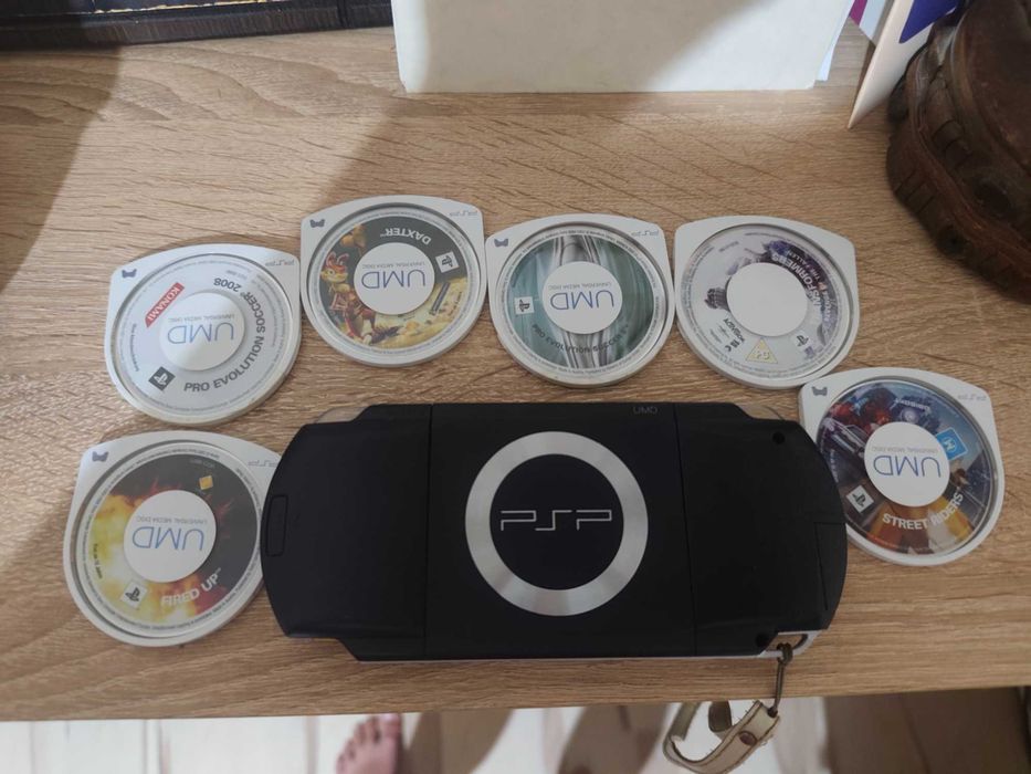 Psp 1003k sony с 6 игри върви чудесно и е на добра цена игрите вярват без проблем