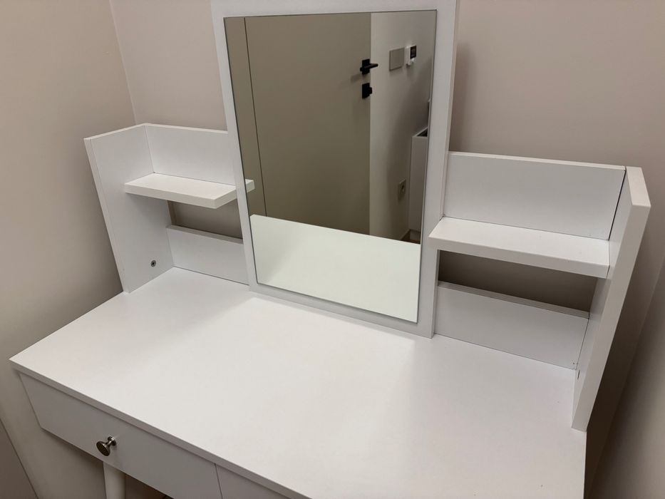 Тоалетка със шкафчета, огледало и рафтове