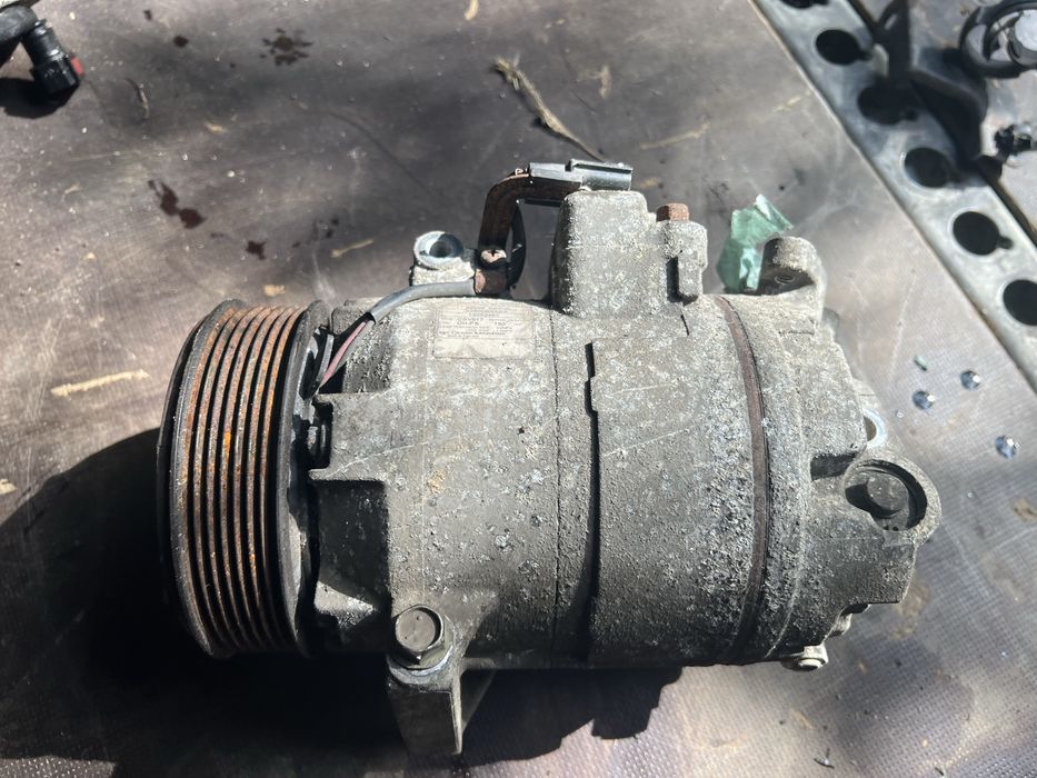 Compresor AC R9M cod 92600BB60A + alte piese motor