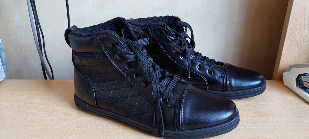 Черни високи кецове за сезона