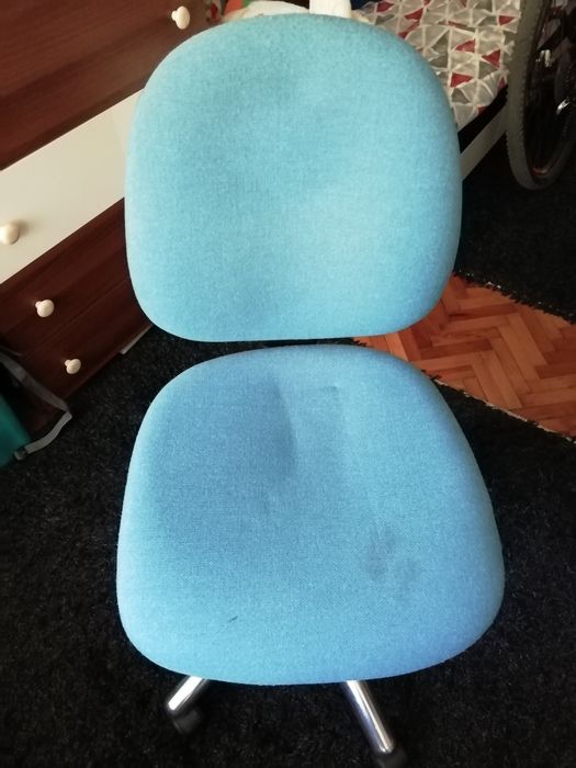 Продавам въртящ се офис стол