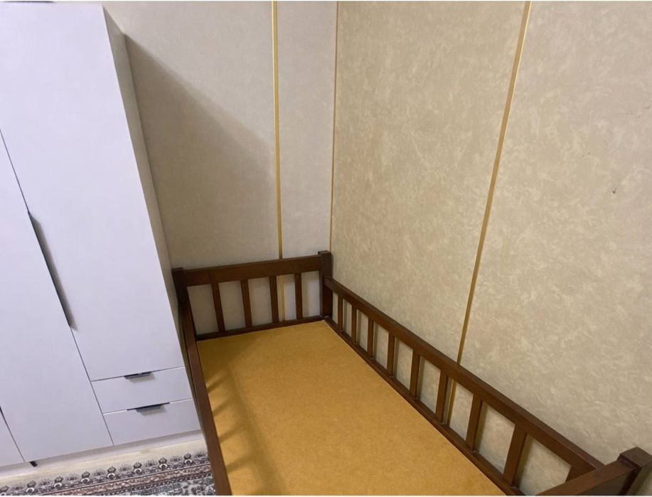 Двухъярусная кровать из дерева, разбирается на 2 кровати