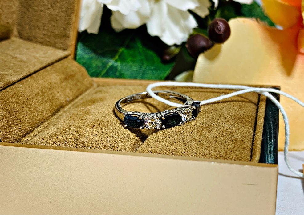 Нежное золотое кольцо с бриллиантами и натуральными камнями – Сапфир