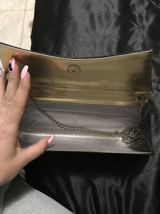 Дамска черна чанта блестяща