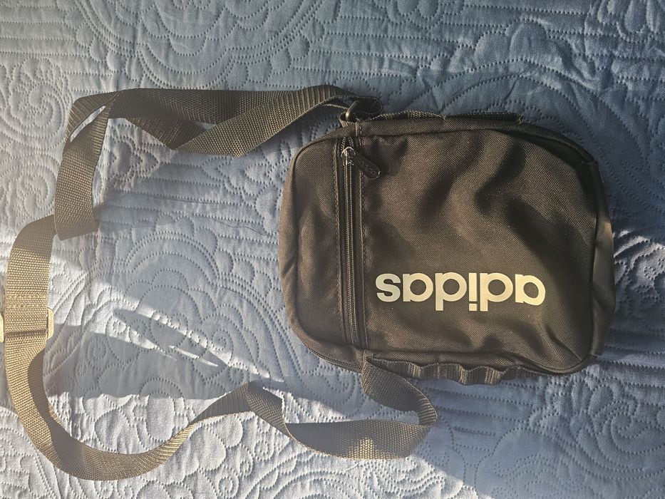 Мъжки чанти за рамо кожени и от плат.Чантата с надпис адидас е платнен