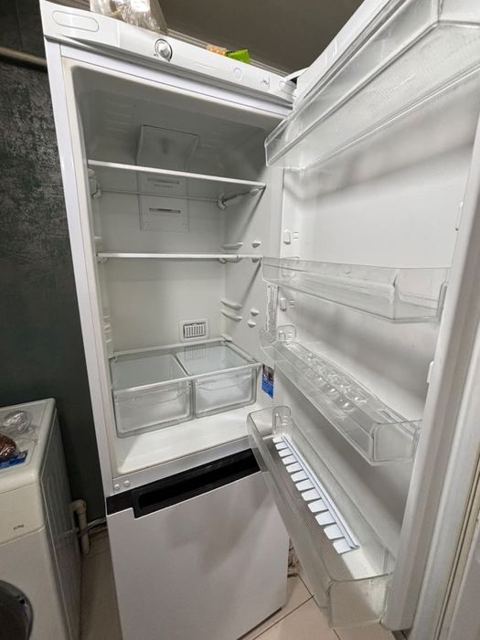 Продам холодиьник Indesit.