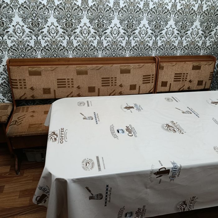 Кухонный стол с табуретками и диваном