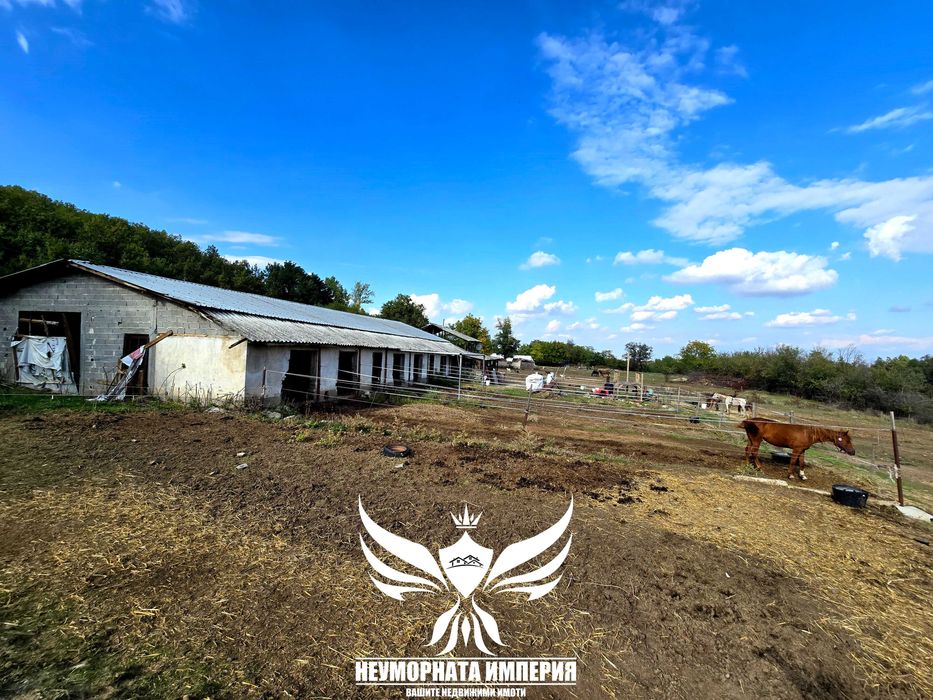 Продавам обор, краварник, склад 1303кв.м. и земя 24727кв. с.Долнослав