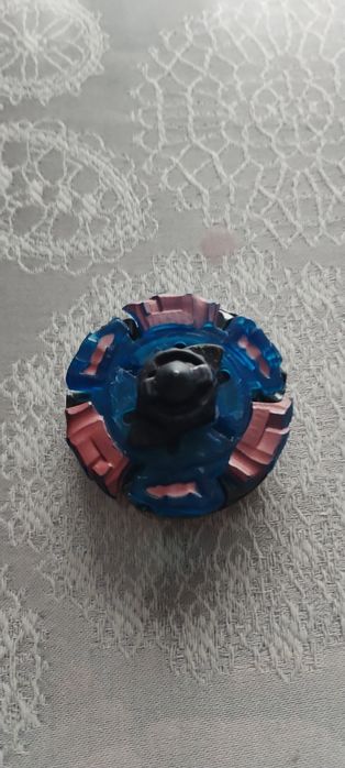 Vând colecție de beyblade