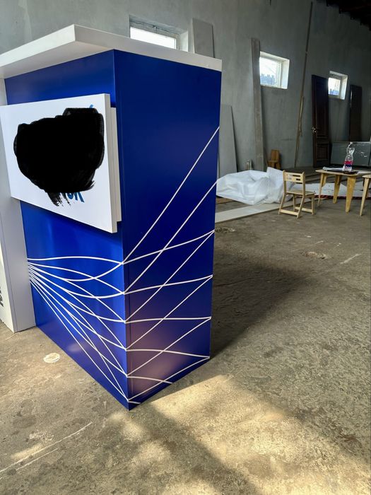 Ofislar va koʻrgazmalar uchun (vstavka) zamanoviy retseption stoli