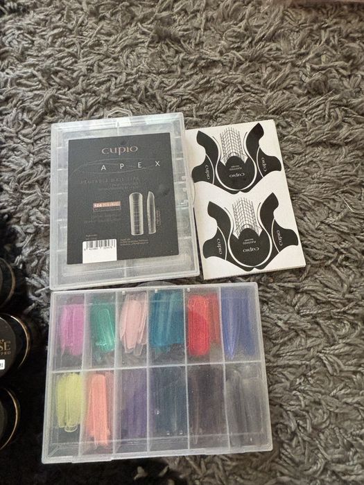 Vand produse de unghii, in stare foarte buna. Folosite doar o luna , garantie+cutie.