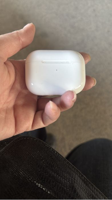 Продам AirPods орегинал .