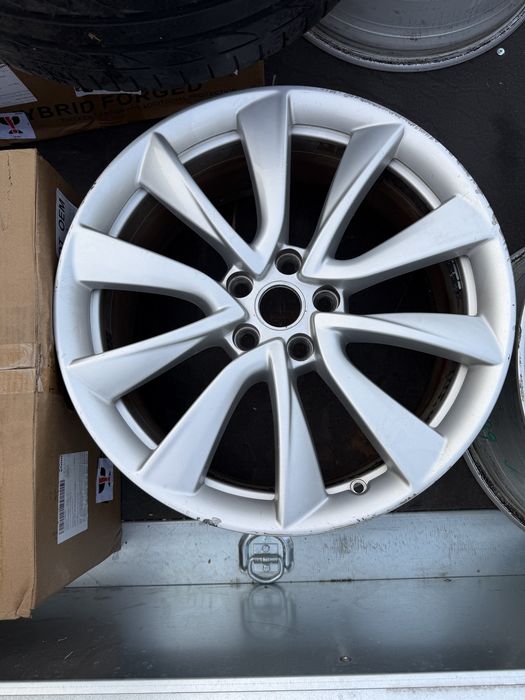Tesla model 3 235/45R19