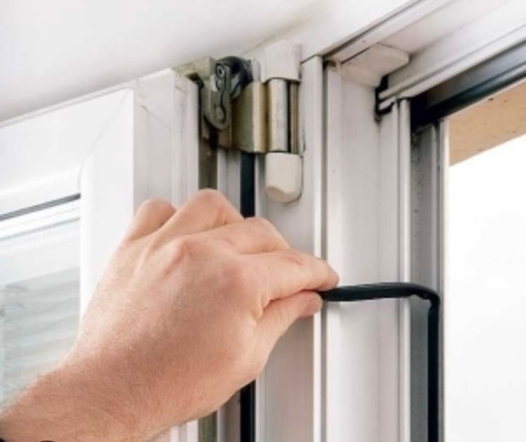 Замена резиновых уплотнителей пластиковых окон