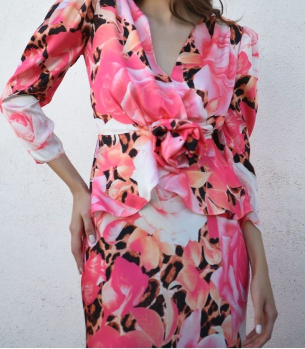 Compleu elegant satinat cu peplum si floare, marimea 40