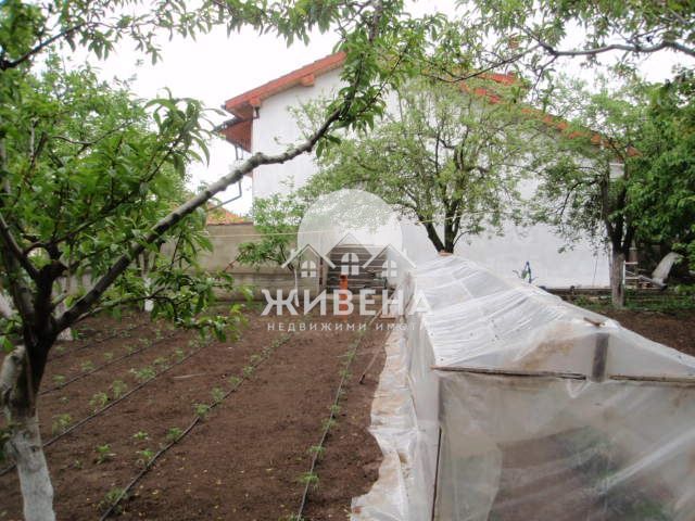 Продавам къща с РЗП: 285 кв.м, двор 1200 кв.м, с. Бенковски