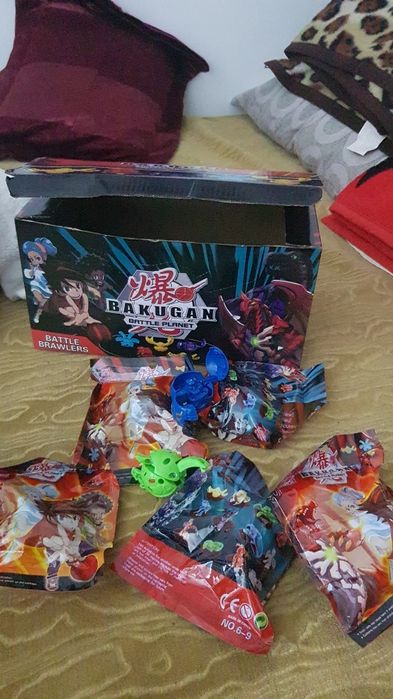 Bakugani diferite marimi și arena Bakugan