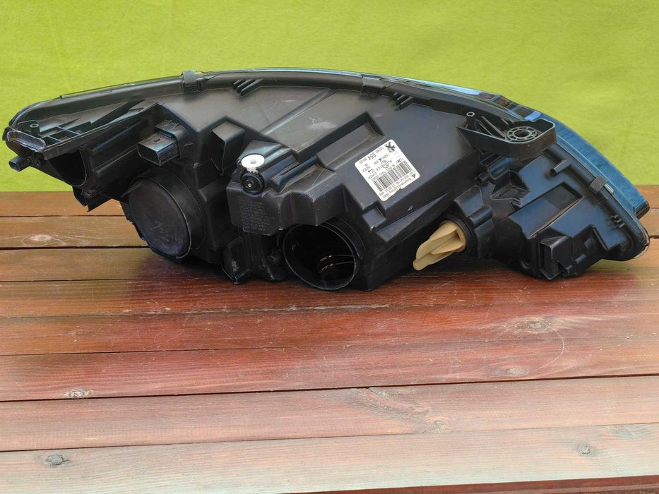 Фар за Peugeot 308 / Пежо 308