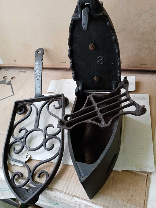 Călcător vechi cu suport