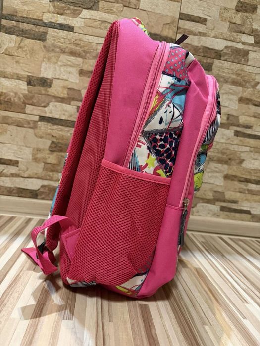 Оригинална раница.NIKE !!!Перфектно качество!!!С две отделения...21ли