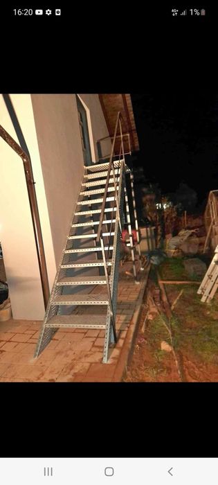 Scări exterioare din metal galvanizat și scări interioare cu trepte de