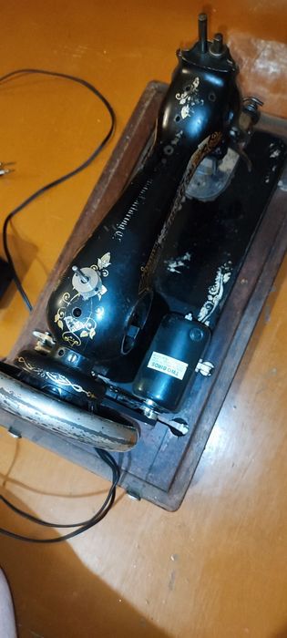 Швейная машинка Зингер антикварная с электроприводом и педалью