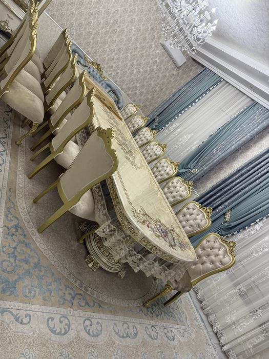 Стол с 20 стульями