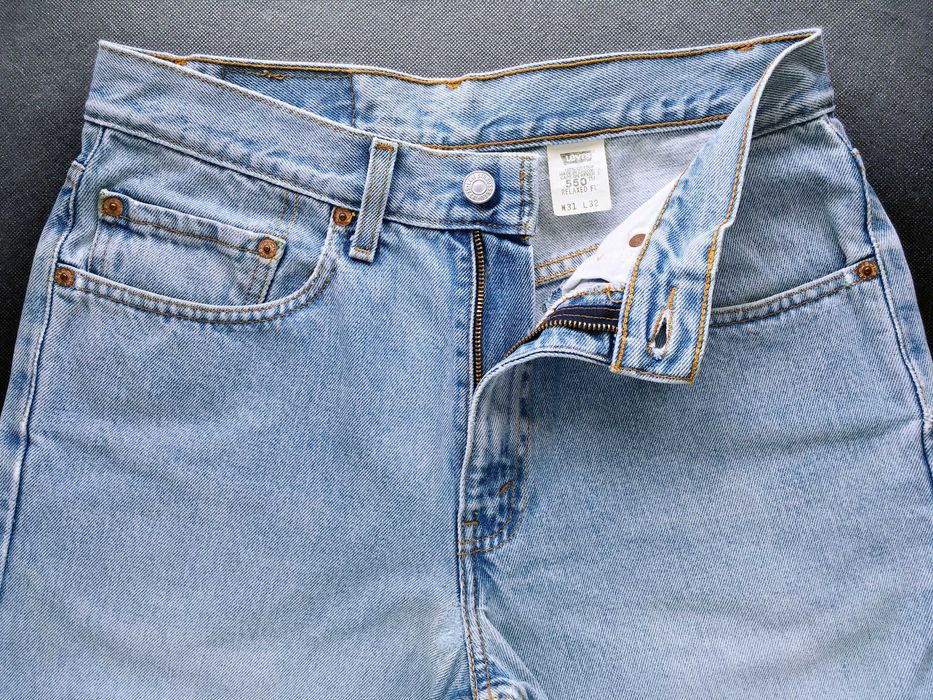 VINTAGE 2000 Colombia Made LEVI'S® 550™ Relaxed Fit Jeans — W31 L32