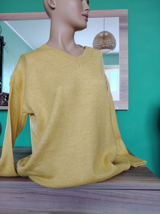 Леки пуловери размер М и S