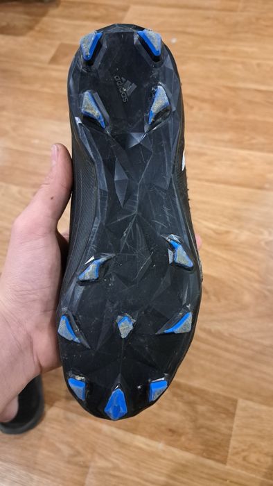 Адидас предатор бутонки