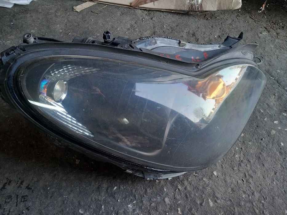 Far dreapta pe fond negru cu Xenon Mercedes CLS W219