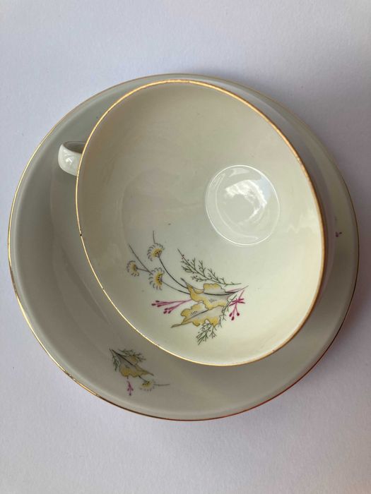 стара чашка за кафе със златен кант- порцелан